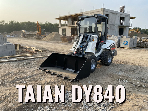 Мини-погрузчик TAIAN DY840 на строительной площадке Планировка участка, перемещение сыпучих материалов и обратная засыпка на объектах разного масштаба.