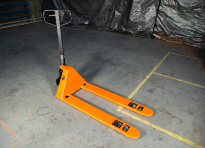 Низкопрофильная гидравлическая тележка TOR BFL10 1000 кг 1150 мм полиуретановые колеса. Изображение №3