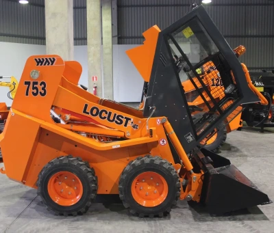 Мини-погрузчик Locust L753 (750 кг, высота подъема 3250 мм, двигатель Perkins 49 л.с.). Изображение №3