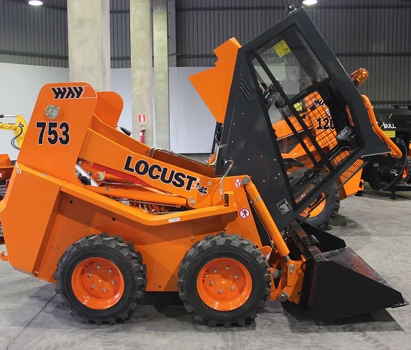 Фото мини-погрузчик locust l753 (750 кг, высота подъема 3250 мм, двигатель perkins 49 л.с.) на сайте www.kiit.ru в интернет-каталоге КИИТ ☎ +7(800) 707-07-45 Изображение №3