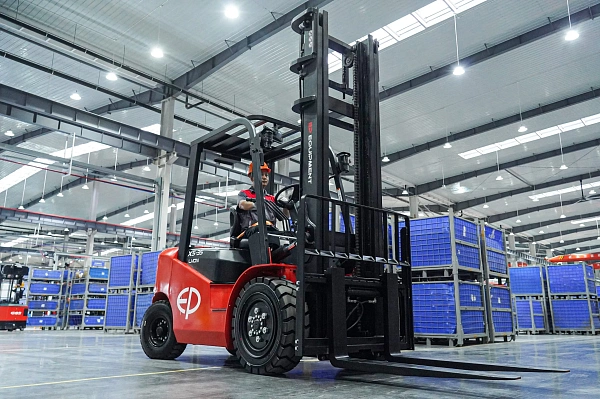 Фото электропогрузчик ep efl302x на сайте www.kiit.ru в интернет-каталоге КИИТ ☎ +7(800) 707-07-45 Изображение №15