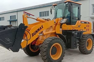Фронтальный погрузчик RUNMAX 976E. Изображение №1