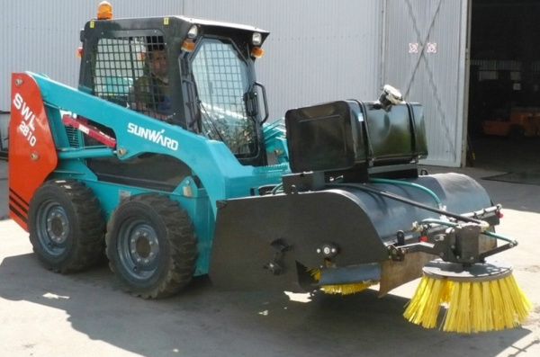 Фото щетка с бункером для минипогрузчика на сайте www.kiit.ru в интернет-каталоге КИИТ ☎ +7(800) 707-07-45