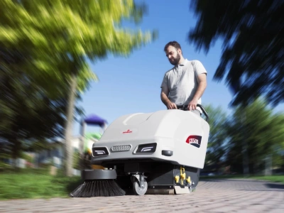 Аккумуляторная подметальная машина COMAC CS 500 BT с ручным управлением (2600 м²/ч, 650 мм, 50 л). Изображение №9