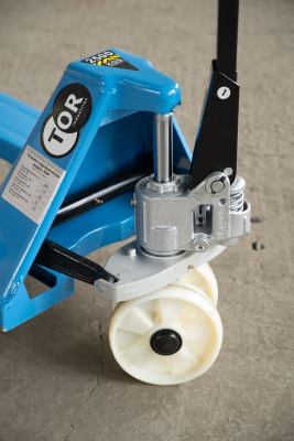 Гидравлическая тележка TOR RHP 2500 нейлоновые колеса. Изображение №3