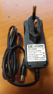 Зарядное устройство HB-084050 для тележек CW 8,4V/0,5A (Charger) горизонтальное. Изображение №1