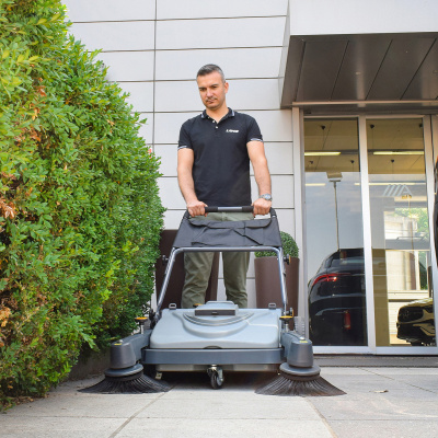 Подметальная машина LAVOR Professional BSW 950 MF (механическая, 950 мм, 3500 м²/ч, бак 45 л). Изображение №2