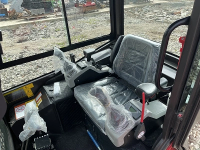 Мини экскаватор с кабиной QUADTRAC EX28 PRO. Изображение №11