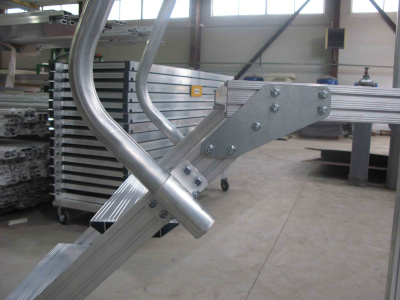 Лестница подмости MEGAL ЛП-1,0 с двумя поручнями. Изображение №2