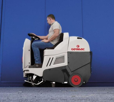 Аккумуляторная подметальная машина с сиденьем COMAC CS 800B 1150 мм 6800 м2/ч. Изображение №5