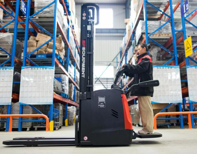 Штабелер с откидной платформой и ограждением для оператора EP ES16-RS. Изображение №5