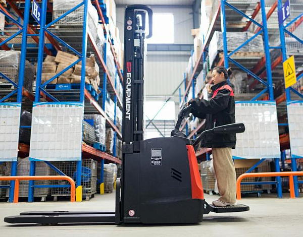 Фото штабелер с откидной платформой и ограждением для оператора ep es16-rs на сайте www.kiit.ru в интернет-каталоге КИИТ ☎ +7(800) 707-07-45 Изображение №5