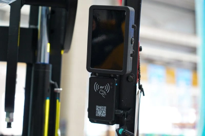 Электропогрузчик с кареткой бокового смещения EP EFL203 2F300. Изображение №4