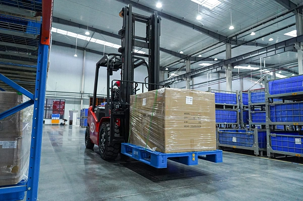 Фото вилочный электропогрузчик ep efl302x 3000 кг 4800 мм акб 80/560 li-ion на сайте www.kiit.ru в интернет-каталоге КИИТ ☎ +7(800) 707-07-45 Изображение №18