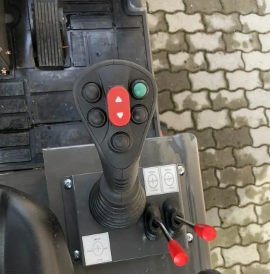 Электрический мини-погрузчик QUADTRAC EcoMax25 (1000 кг, высота подъема 2900 мм, Li-Ion АКБ). Изображение №10