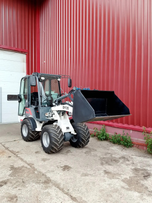 Универсальный мини-погрузчик TAIAN DY35LB (1200 кг, 2110 мм, Kubota V1505). Изображение №18