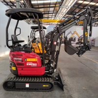 расположение рычагов управления слева и справа от сиденья снижает утомляемость оператора и повышает комфорт при длительной работе