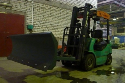 Отвал поворотный на вилочный погрузчик ОВ-200/70. Изображение №1