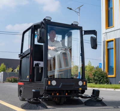 Подметальная машина с сиденьем для оператора Limgard B10C. Изображение №6