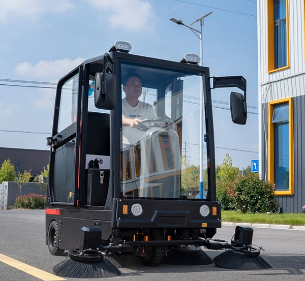 Мощная всасывающая система в сочетании с одной основной и двумя боковыми щётками эффективно удаляет как крупный мусор (листва, песок, мелкие камни, осколки), так и мелкую пыль, обеспечивая высокое качество очистки любого покрытия.