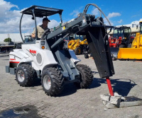 Мини-погрузчик TAIAN DY840 с ковшом Погрузка песка, щебня, грунта и других сыпучих материалов на стройплощадке или в карьере.