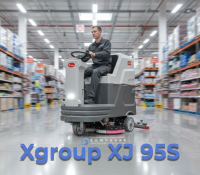 Крупный план поломоечной машины XGroup XJ95S снизу, видны две вращающиеся щетки и широкая всасывающая балка.