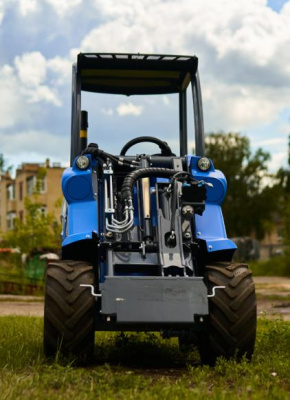 Мини-погрузчик MULTIONE 5.3iD (Premium) (1030 кг, высота подъема 2,75 м, двигатель Kohler 25 л.с., гидропоток 60 л/мин). Изображение №7