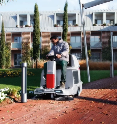 Подметальная машина с местом для водителя COMAC CS 60 B (5100 м²/ч, 1000 мм, 65 л). Изображение №8