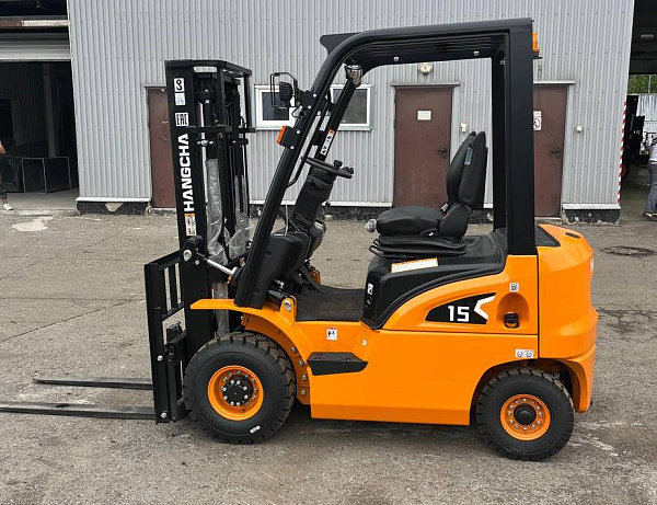 Покупали для работы на строительном складе. Нравится, как погрузчик ведет себя на грунтовых покрытиях — устойчиво, без пробуксовок