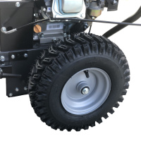 Диаметр щётки составляет 35 см, сила прижима регулируется опорными «рояльными» колёсами.