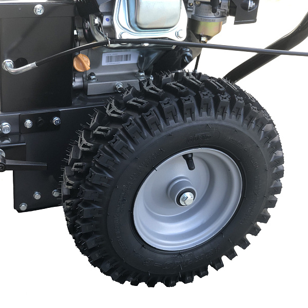 Диаметр щётки составляет 35 см, сила прижима регулируется опорными «рояльными» колёсами.