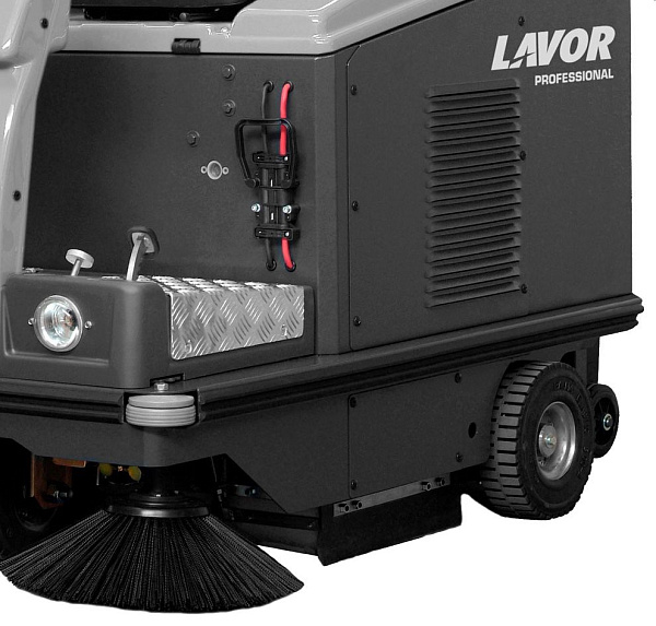 Купить аккумуляторную подметальную машину LAVOR Professional SWL R1000 ET. Ширина уборки 1230 мм, производительность 6200 м²/ч, бак 115 л. Для складов и ТЦ. Доставка в Москве и по России - КИИТ.