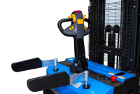 Фото штабелер электрический самоходный с платформой tor es15t4/5000 1,5 т 5,0 м на сайте www.kiit.ru в интернет-каталоге КИИТ ☎ +7(800) 707-07-45 Изображение №3