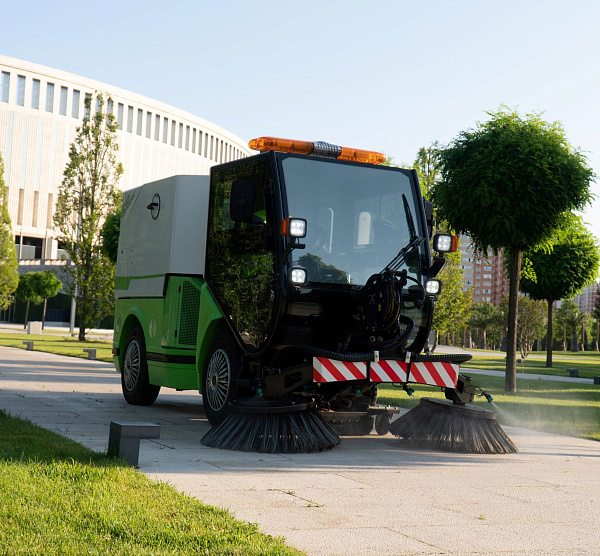 Купить подметально-уборочную машину SmartSweeper RG-8240 | Всесезонная, вакуумное всасывание, Perkins