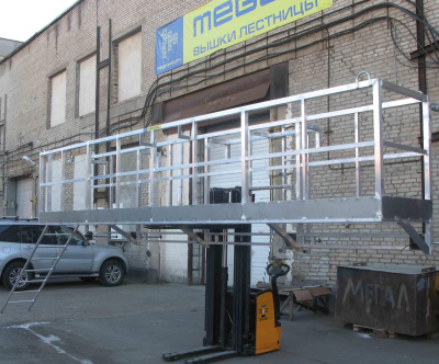 Навесная боковая алюминиевая площадка для полувагонов MEGAL ПНПБА-5400 с лестницами (480 кг, 4 человека). Изображение №6