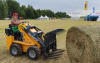 Фото мини-погрузчик baumech ml-02 pro + ковш универсальный 110 см (двигатель zongshen gb750 v-twin, 30 л.с., 4wd, 450 кг) на сайте www.kiit.ru в интернет-каталоге КИИТ ☎ +7(800) 707-07-45 Изображение №8