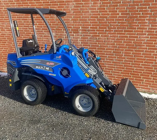 Фото мини-погрузчик multione 5.2k id (premium) (820 кг, высота подъема 2,75 м, двигатель kubota d902, гидропоток 42 л/мин) на сайте www.kiit.ru в интернет-каталоге КИИТ ☎ +7(800) 707-07-45 Изображение №8