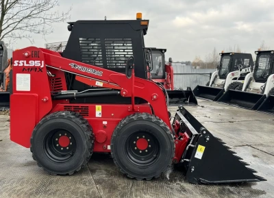 Колесный мини погрузчик с бортовым поворотом QUADTRAC SSL95JMAX. Изображение №3