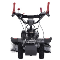 Модель оснащена бензиновым двигателем Honda GXV 160 мощностью 5,5 л.с., что обеспечивает стабильную работу даже в сложных условиях