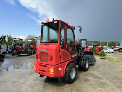 Мини погрузчик с телескопической стрелой QUADTRAC WL40T EVO (1000 кг, высота подъема 3400 мм, шарнирно-сочлененная рама). Изображение №9