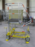 Передвижная алюминиевая вышка MEGAL ВСА-1,0А для обслуживания воздушных судов и высоких конструкций. Усиленная платформа 800x660 мм, высота до настила 1.0 м, масса 112 кг. Профессиональное решение для авиационных и промышленных предприятий.