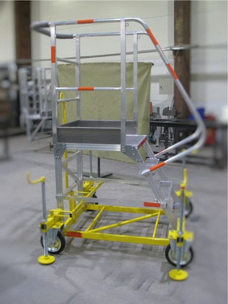 Передвижная алюминиевая вышка MEGAL ВСА-1,0А для обслуживания воздушных судов и высоких конструкций. Усиленная платформа 800x660 мм, высота до настила 1.0 м, масса 112 кг. Профессиональное решение для авиационных и промышленных предприятий.