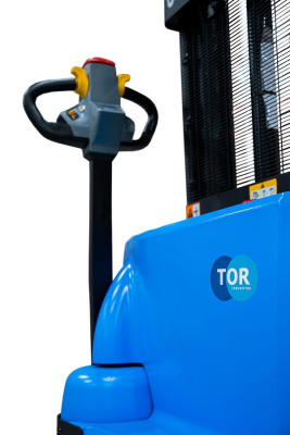 Электрический самоходный штабелер TOR WS15H-2500SC PRO Li-ion (1,5 т, высота подъема 2,5 м, литий-ион 24/60 Ач, контроль скорости подъема). Изображение №3