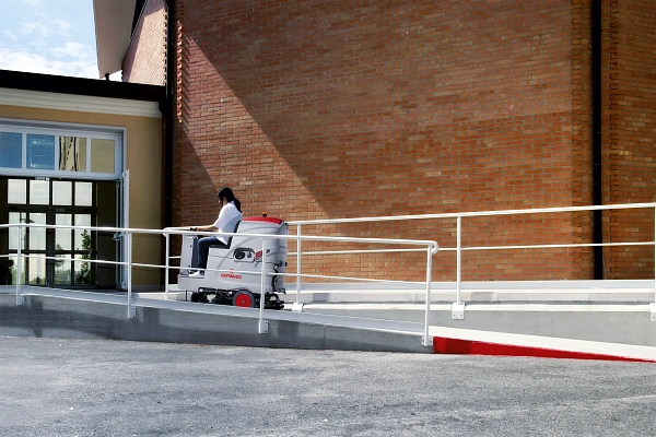 Фото поломоечная машина comac innova 85b на сайте www.kiit.ru в интернет-каталоге КИИТ ☎ +7(800) 707-07-45 Изображение №3