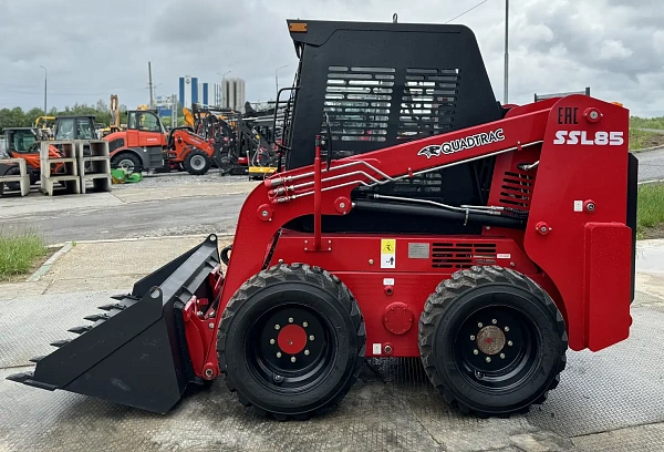 Фото мини погрузчик с бортовым поворотом quadtrac ssl85 на сайте www.kiit.ru в интернет-каталоге КИИТ ☎ +7(800) 707-07-45 Изображение №9