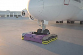 Самоходный тягач для буксировки самолета