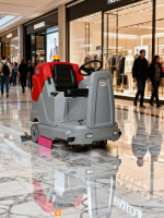 Аккумуляторная поломоечная машина с сиденьем для оператора EVOline SDB 860T (Китай) для быстрой уборки и мойки средних и больших площадей супермаркетов, коммерческих, складских и производственных помещений