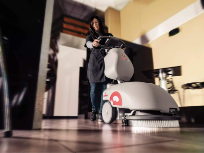 Компактная ручная поломоечная машина на АКБ COMAC VISPA 35B. Изображение №2