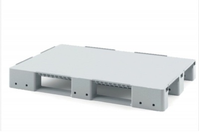 Пластиковый стеллажный поддон на трёх полозьях усиленный одной трубой iPlast 02.117.Т108 сплошной серый. Изображение №1