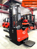 Электрический самоходный штабелер с откидной платформой и ограждением для оператора EP ES16-RS (Китай) для транспортировки и подъема грузов до 1600 кг на высоту до 4,8 метров на складе, производстве и в магазине.